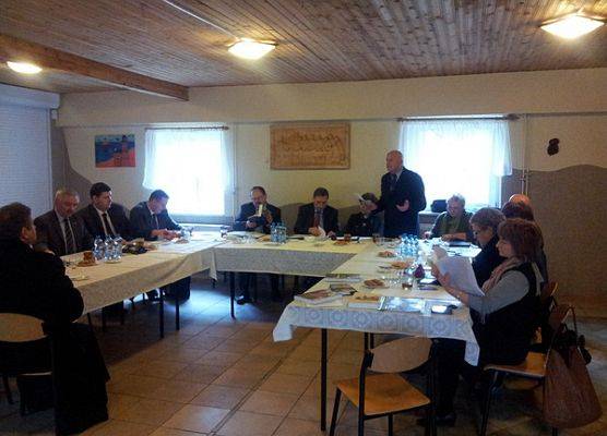 Grafika 1: Przygotowania do warsztatów szkoleniowych w Duninowie